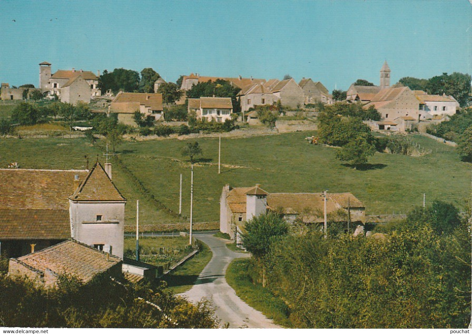 IN 11 - (71) TAIZE  -   VILLAGE AVEC EGLISE ROMANE  - CARTE COULEURS -  2 SCANS  - Other & Unclassified