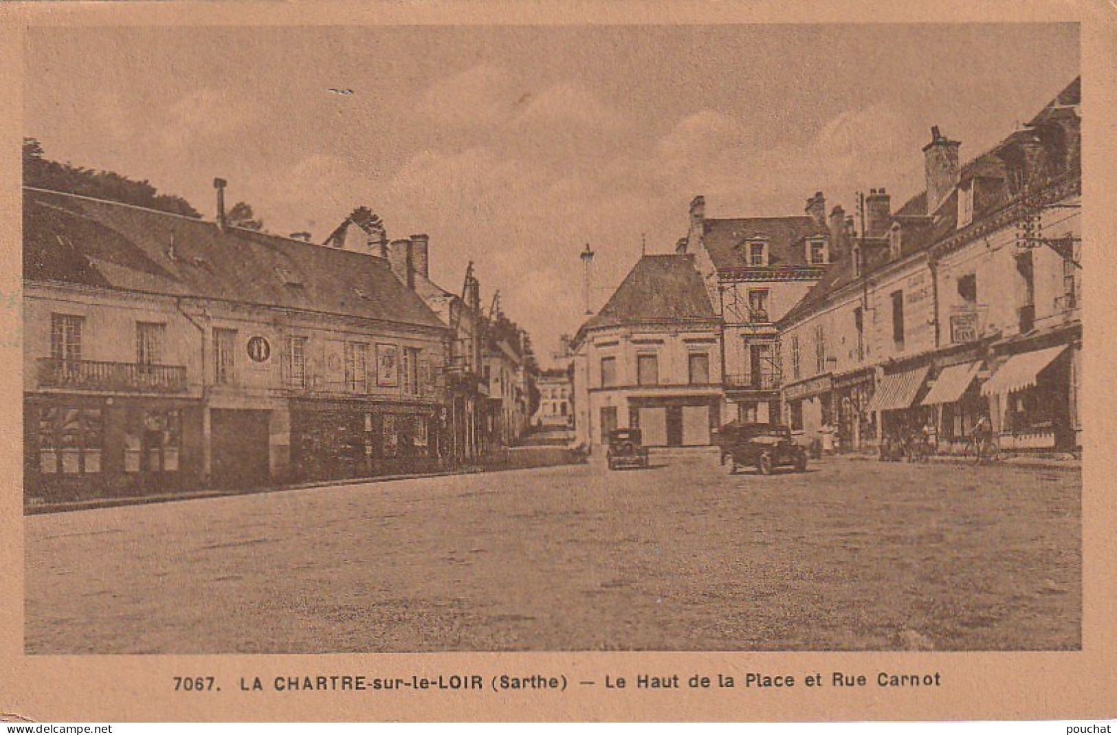 IN 16 - (72)  LA CHARTRE SUR LE LOIR -  LE HAUT DE LA PLACE ET RUE CARNOT-  COMMERCES - AUTOMOBILES   -  2 SCANS - Autres & Non Classés