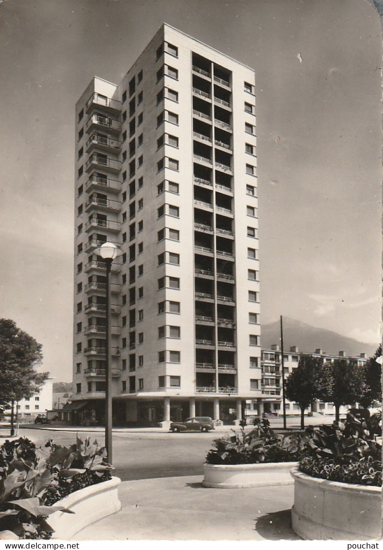 IN 17 - (73) CHAMBERY -  PLACE DU STADE ; L'IMMEUBLE DE 15 ETAGES  - 2 SCANS - Chambery