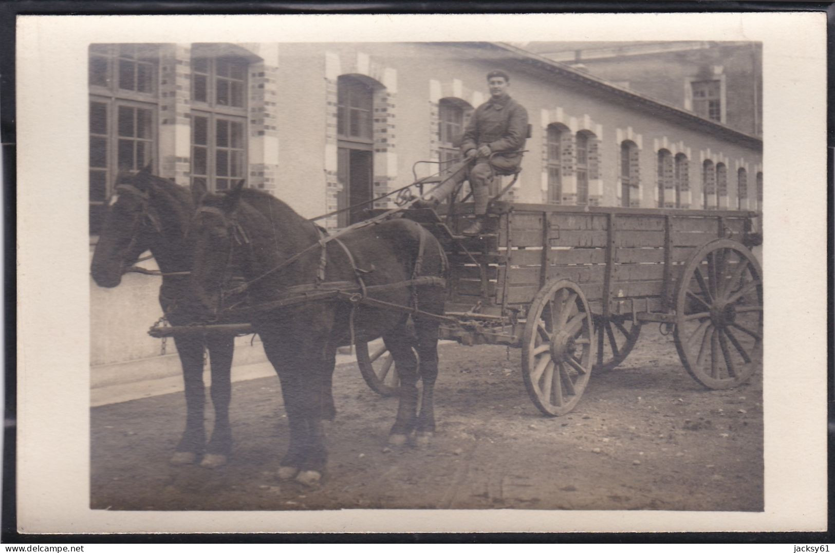 Caserne à Identifier - ( Carte Photo ) - Casernes