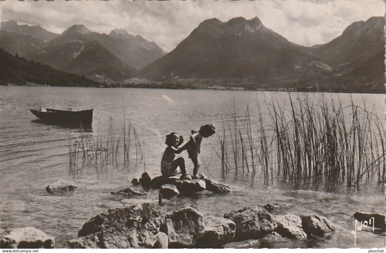 IN 22 - (74)  TALLOIRES -  LE BOUT DU LAC ET LE MASSIF DES BAUGES - ENFANTS A LA BAIGNADE  -  2 SCANS  - Talloires