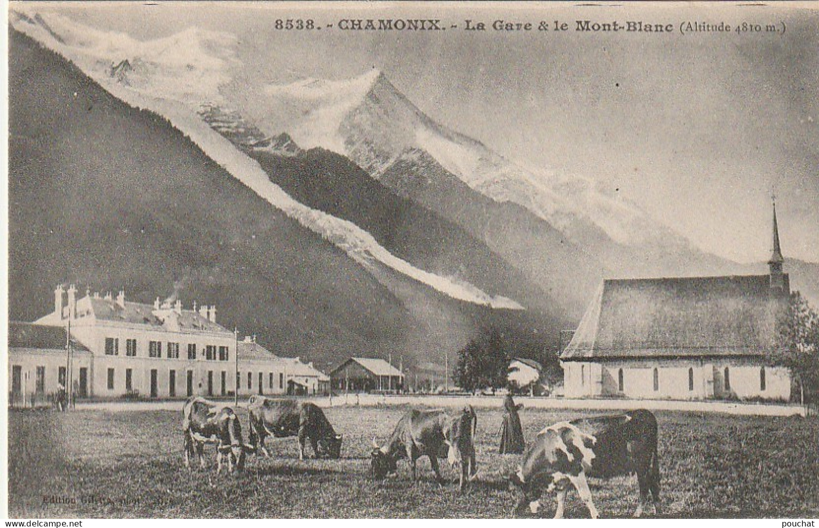 IN 23 - (74)  CHAMONIX -  LA GARE ET LE MONT BLANC - TROUPEAU DE VACHES AU  PRE  - 2 SCANS - Chamonix-Mont-Blanc