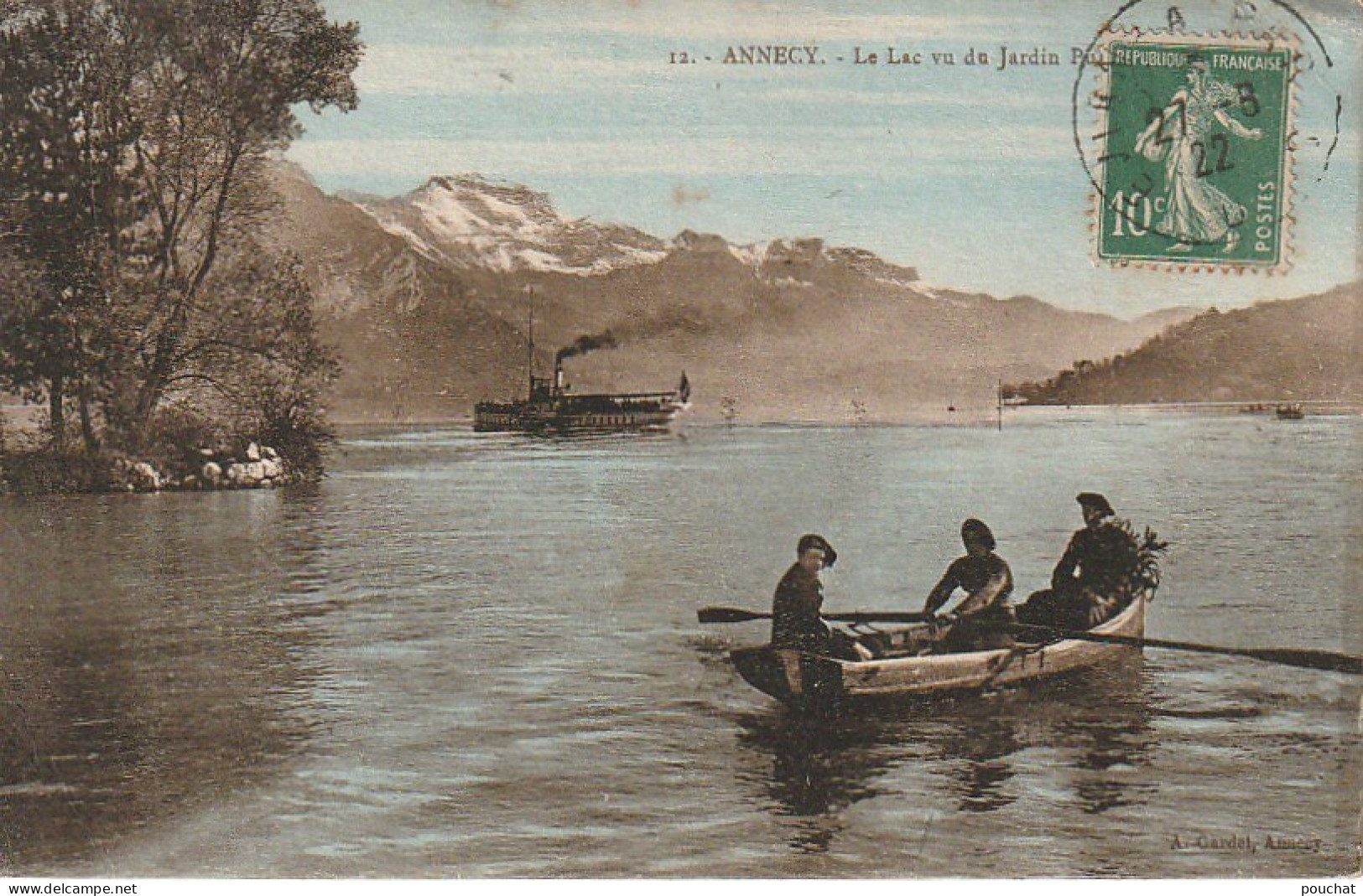 IN 23 - (74) ANNECY  - LE LAC VU DU JARDIN  PUBLIC - BARQUE ET CANOTEURS - BATEAU - CARTE COLORISEE - 2 SCANS - Annecy