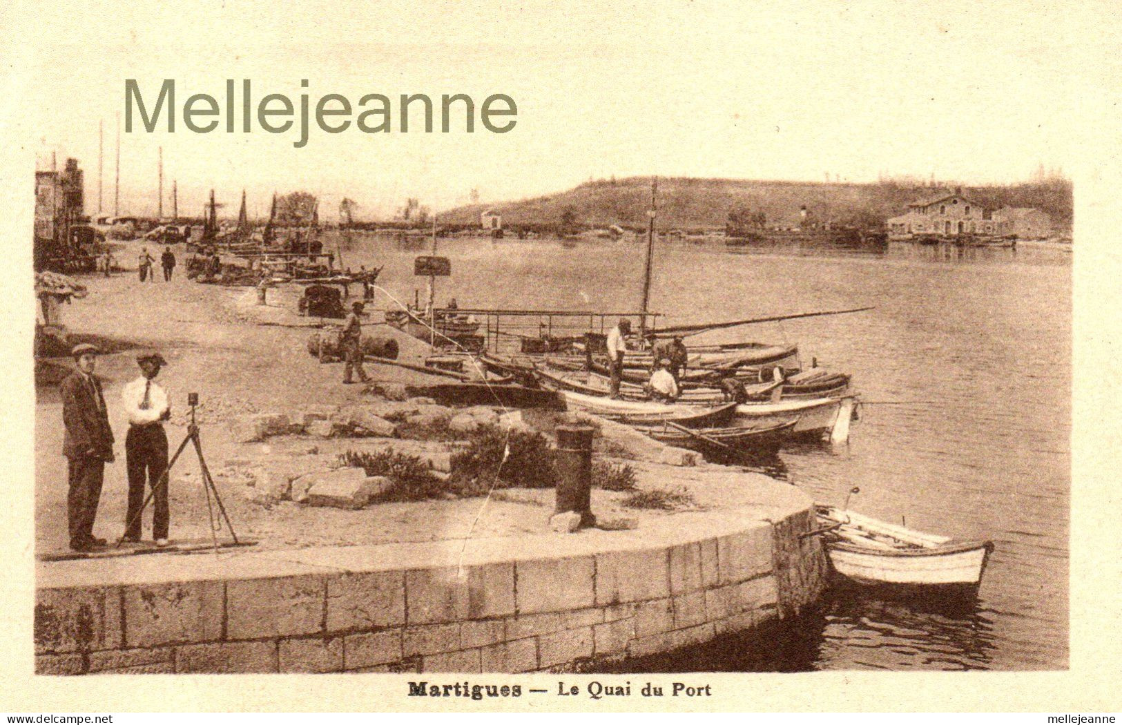 Cpa Martigues (13) Le Quai Du Port - Trépied D'appareil Photo Ou De Lampe ? - Bateaux - Martigues