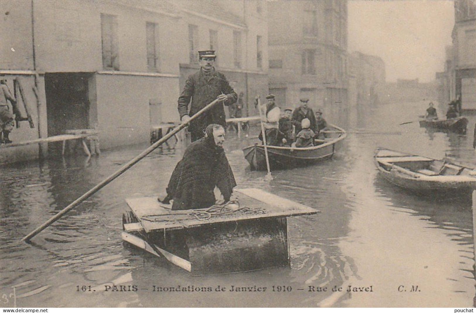 IN 27 -(75)  PARIS 1910 - RUE DE JAVEL - VIEILLE FEMME SUR RADEAU DE FORTUNE - BARQUES - 2 SCANS - Paris Flood, 1910