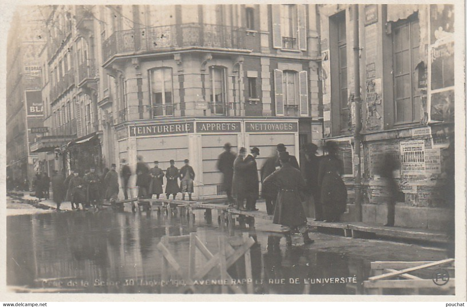 IN 27 -(75) CRUE DE LA  SEINE - AVENUE RAPP ET RUE DE L'UNIVERSITE - PARISIENS SUR LES PASSERELLES - 2 SCANS  - De Overstroming Van 1910