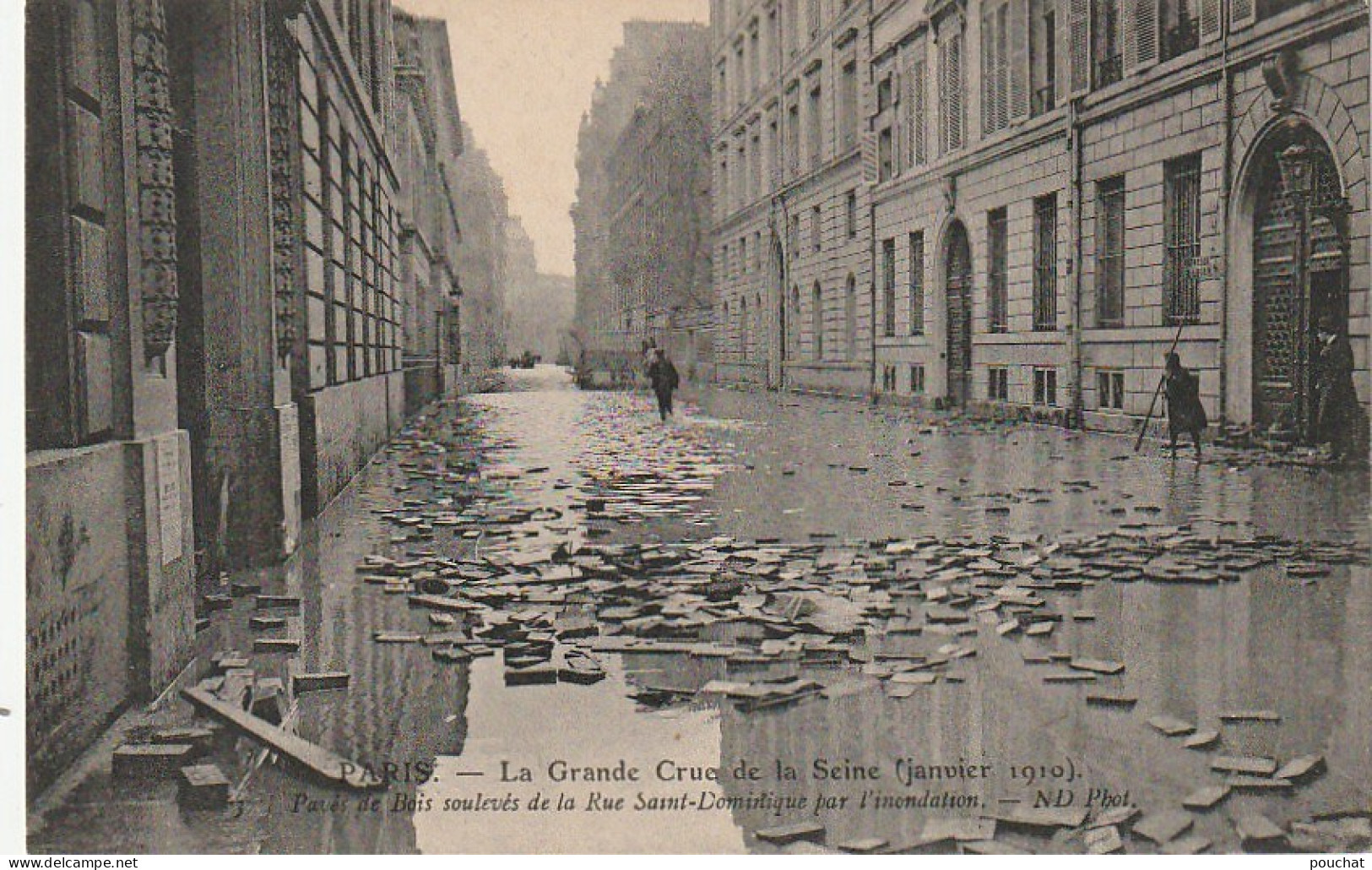 IN 27 -(75) CRUE DE LA  SEINE - PAVES DE BOIS DE LA RUE SAINT DOMINIQUE SOULEVES PAR L'INONDATION - 2 SCANS  - De Overstroming Van 1910