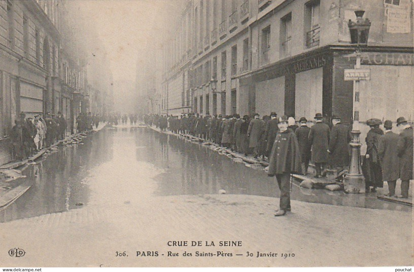 IN 27 -(75) PARIS - CRUE DE LA  SEINE - RUE DE SAINT PERES - PARISIENS SUR LES PASSERELLES  - 2 SCANS  - De Overstroming Van 1910