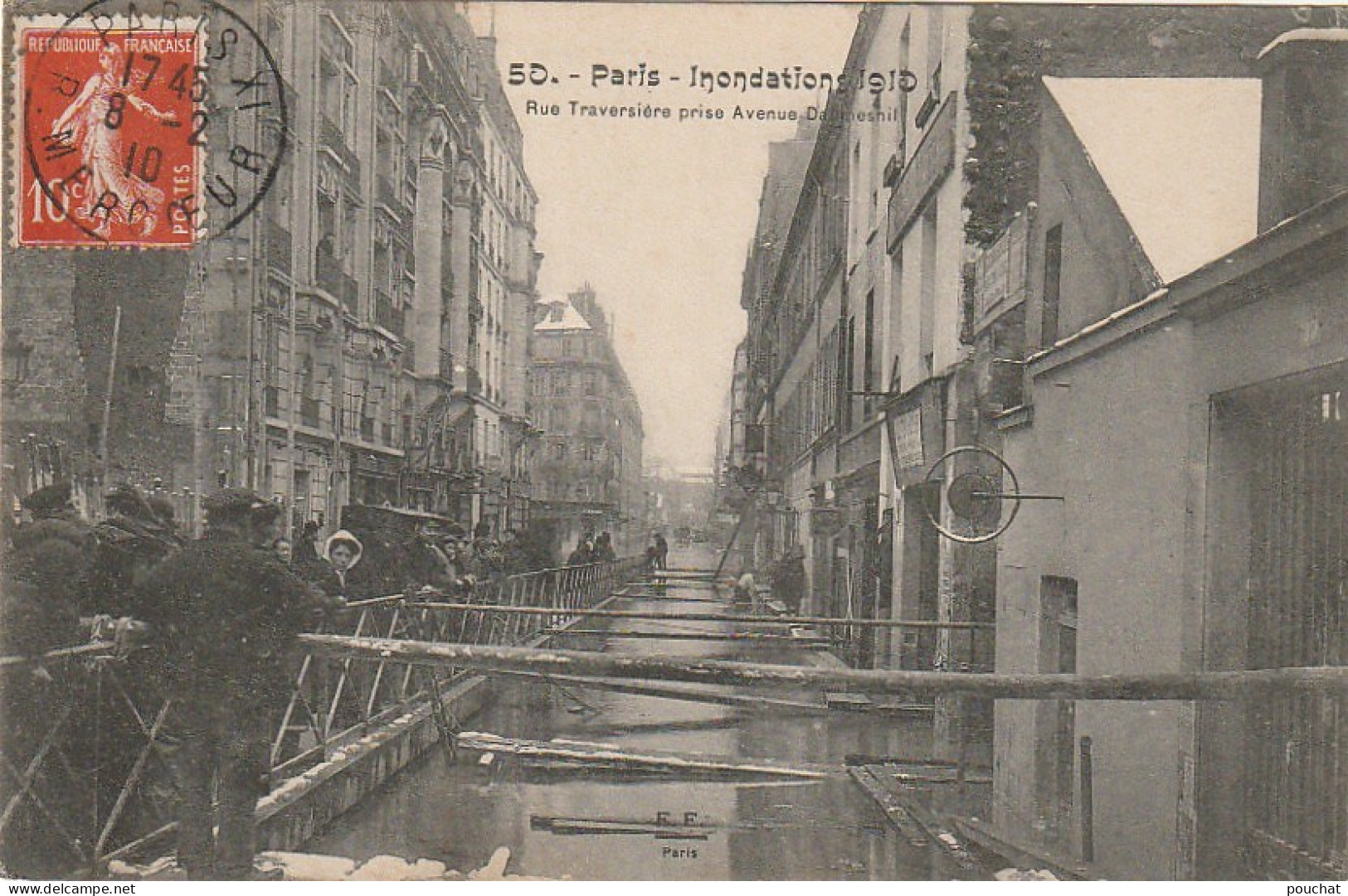 IN 28 -(75) PARIS - INONDATIONS 1910 - RUE TRAVERSIERE PRISE AVENUE  DAUMESNIL  -PARISIENS SUR LES PASSERELLES - 2 SCANS - De Overstroming Van 1910