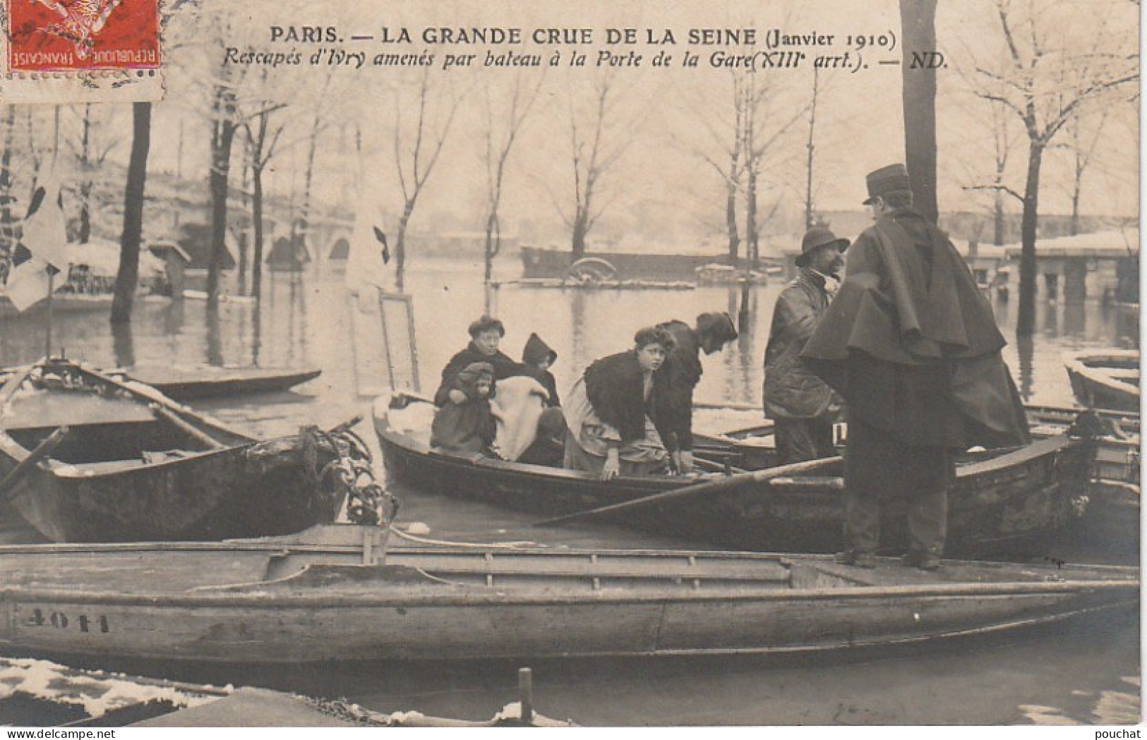 IN 28-(75) PARIS - RESCAPES D'IVRY AMENES PAR BATEAU A LA PORTE DE LA GARE ( XIIIe ) - 2 SCANS - Alluvioni Del 1910