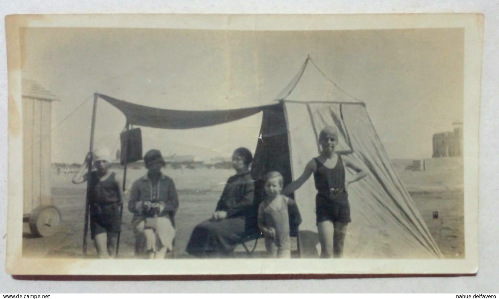 Photographie - Une Famille Sous Une Tente. - Anonyme Personen