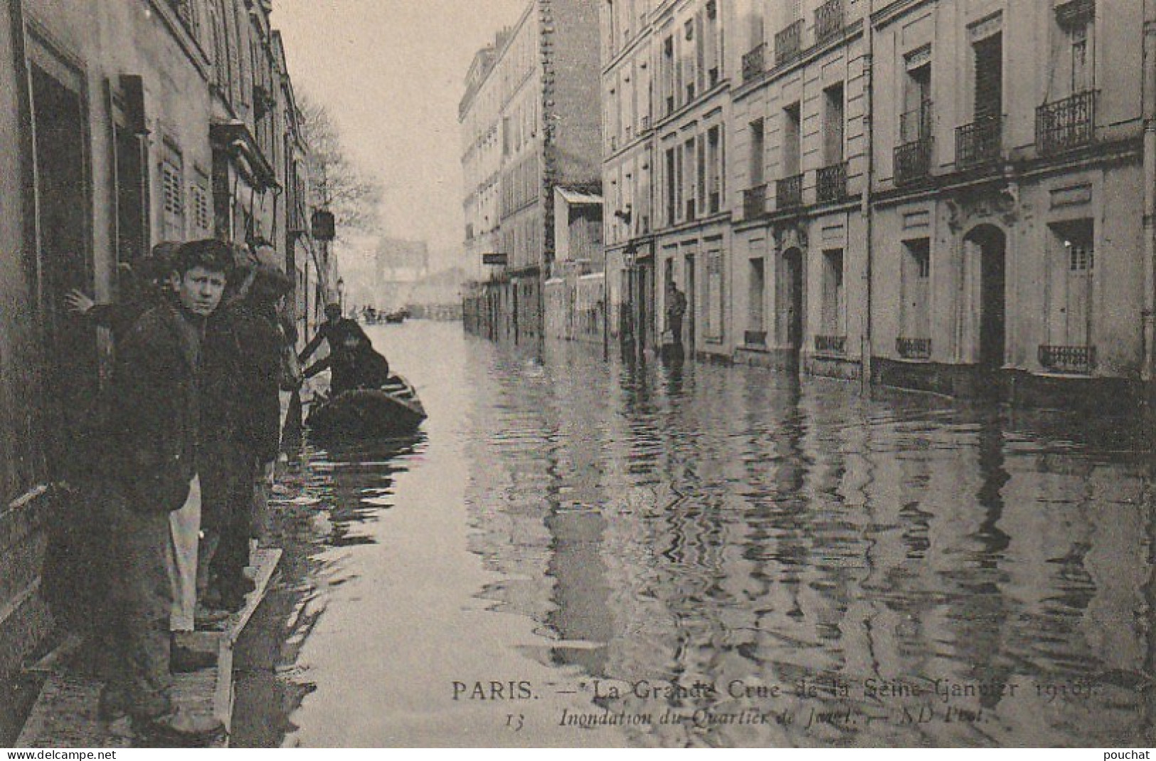 IN 28-(75) PARIS  - CRUE DE LA SEINE - INONDATION DU QUARTIER DE JAVEL - RIVERAINS SUR LES PASSERELLES -  2 SCANS - De Overstroming Van 1910