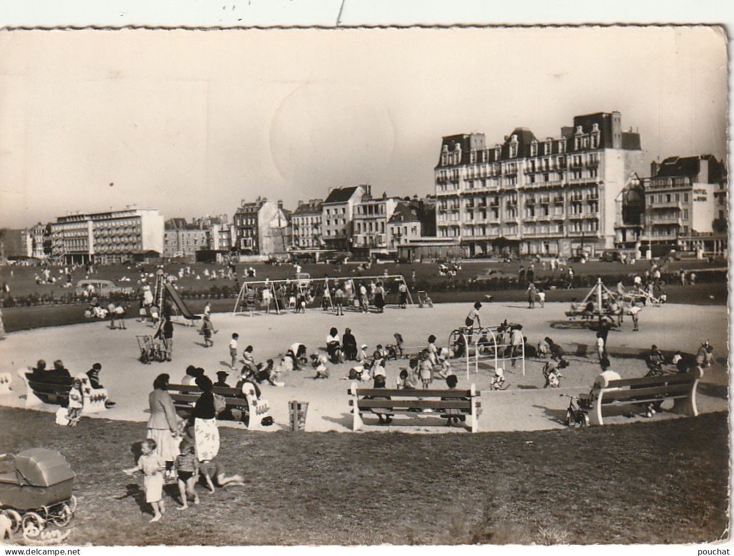 JA 8 -(76) DIEPPE - LES JEUX D' ENFANTS - PORTIQUE AVEC BALANCOIRES , TOURNIQUET, TOBOGGAN - 2 SCANS - Dieppe