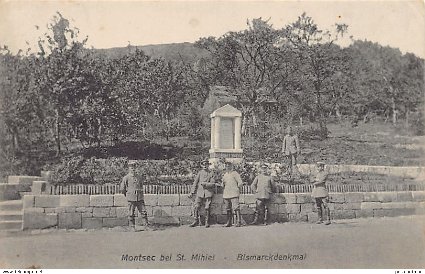 Montsec (55) Saint-Mihiel Soldats Devant Le Monument Bismarck Montsec Bel. St. Mihiel Bismarckdenkmal - Saint Mihiel