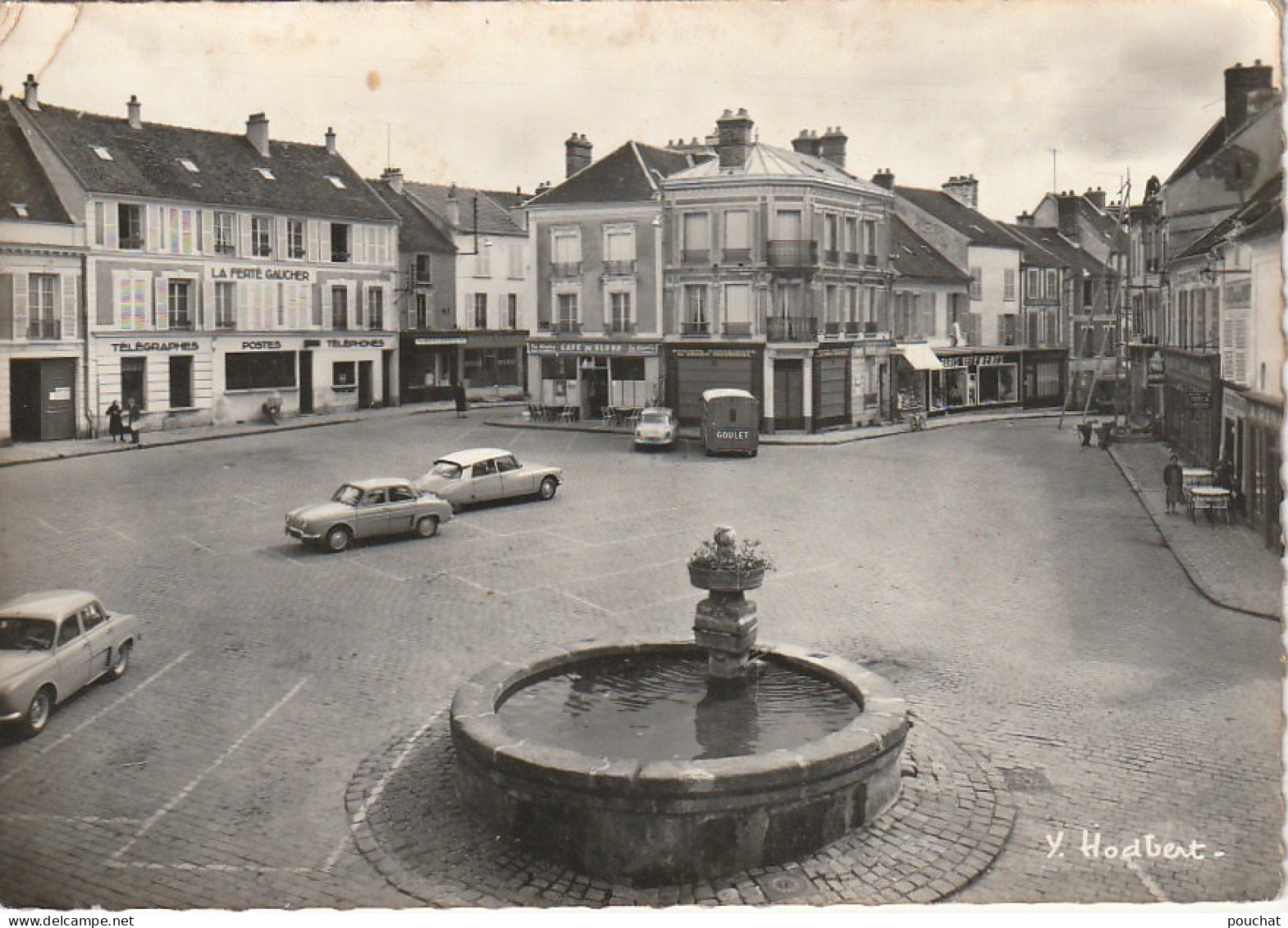 JA 12 -(77) LA FERTE GAUCHER - LA PLACE DU GENERAL DE GAULLE ET LA RUE DE L' HOTEL DE VILLE -AUTOMOBILES: DAUPHINE , D S - La Ferte Gaucher