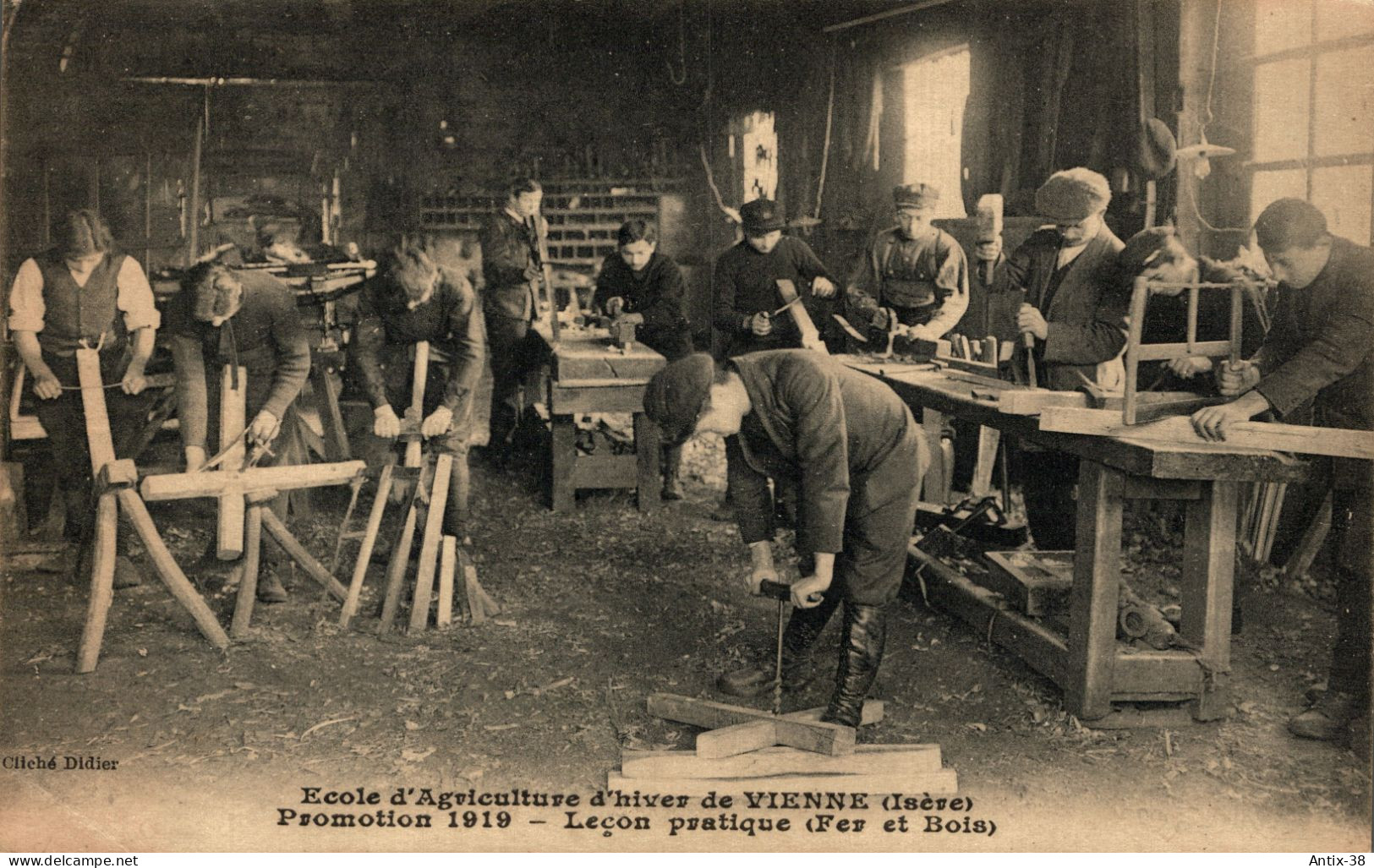 N76 - 38 - VIENNE - Isère - École D'Agriculture D'hiver - Promotion 1919 Leçon Pratique Fer Et Bois - Vienne