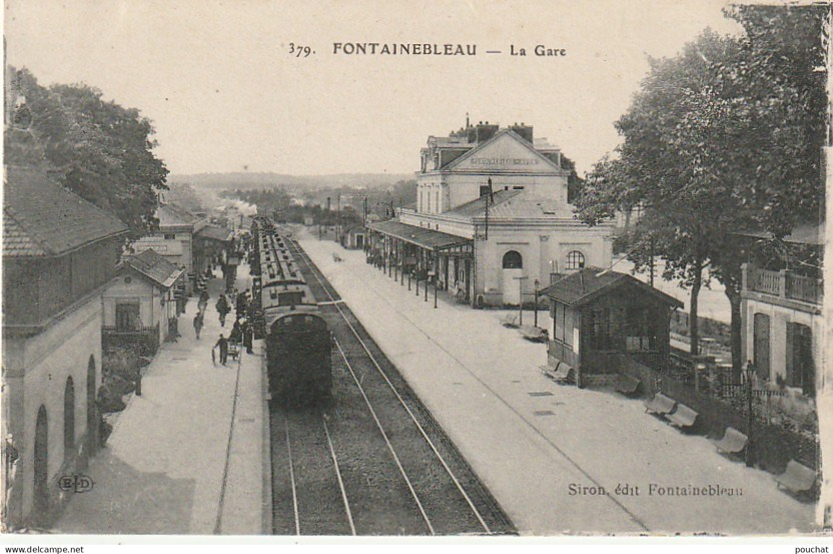 JA 14 -(77) FONTAINEBLEAU - LA GARE - VOYAGEURS SUR LE QUAI - LOCOMOTIVE EN GARE - 2 SCANS  - Fontainebleau