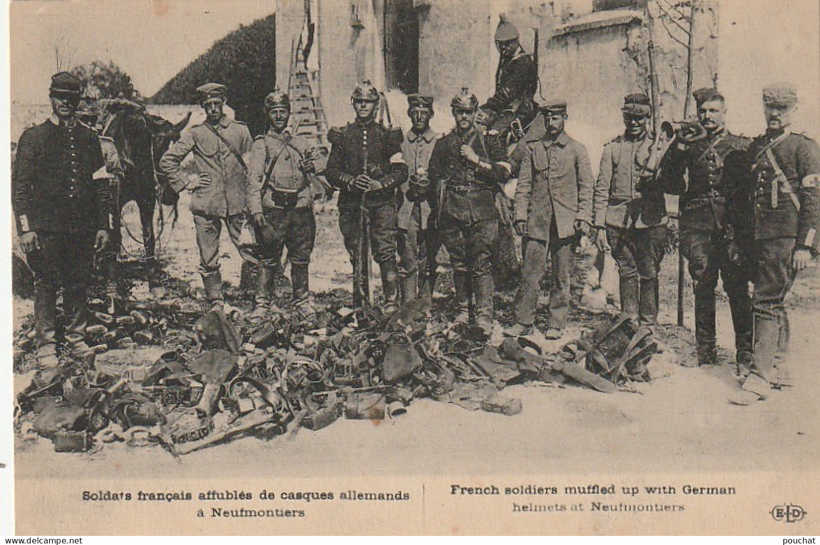 JA 15 -(77) SOLDATS FRANCAIS AFFUBLES DE CASQUES ALLEMANDS A NEUFMONTIERS - 2 SCANS - Autres & Non Classés