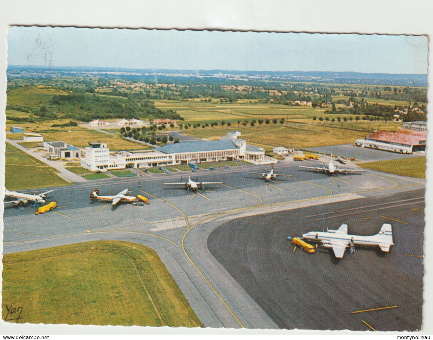 Hautes Pyrénées : TARBES : Aéroport Tarbes-Ossun - Lourdes  : Vues  1970, Avion - Tarbes