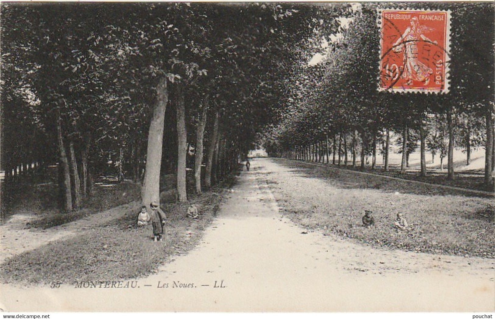 JA 17 -(77)  MONTEREAU - LES NOUES - ENFANTS DANS L' HERBE - 2 SCANS - Montereau