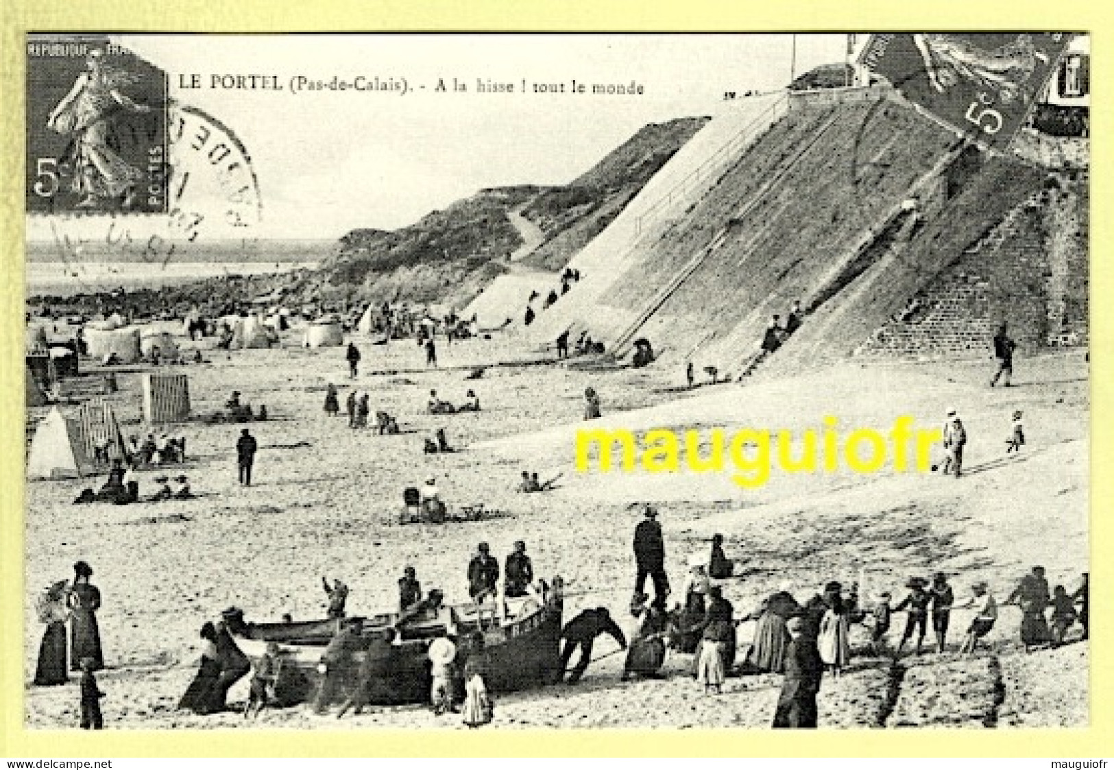 62 PAS DE CALAIS / LE PORTEL / HALAGE D'UNE BARQUE DE PÊCHE SUR LA PLAGE - A LA HISSE ! TOUT LE MONDE / ANIMÉE - Le Portel