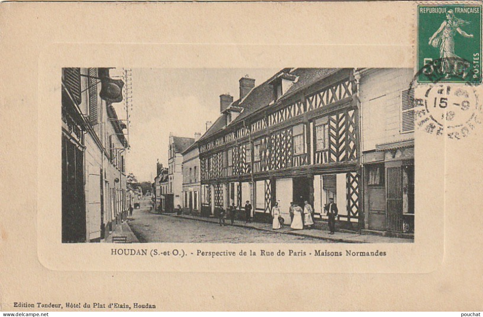 JA 19 -(78) HOUDAN - PERSPECTIVE DE LA RUE DE PARIS - MAISONS NORMANDES - BOUCHERS SUR LE PAS DE PORTE - 2 SCANS - Houdan