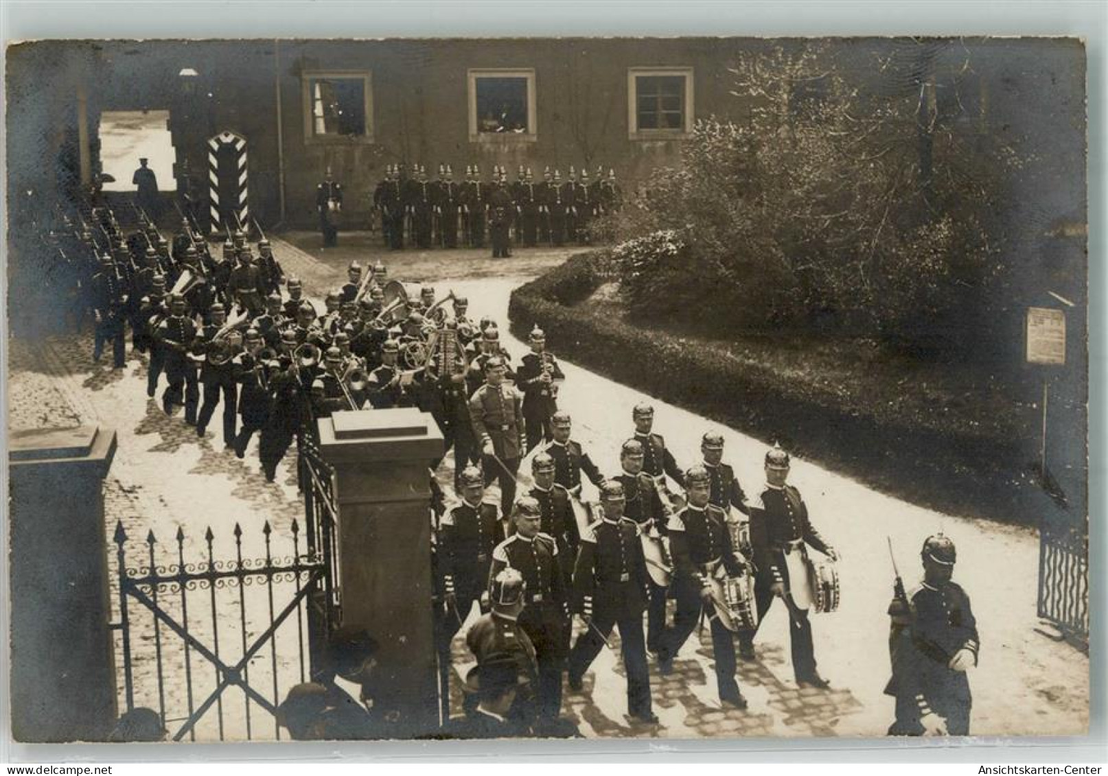 39871005 - Ausmarsch Der Truppen Aus Der Kaserne Unter Begleitung Einer Militaerkapelle Uniform Pickelhaube - Histoire