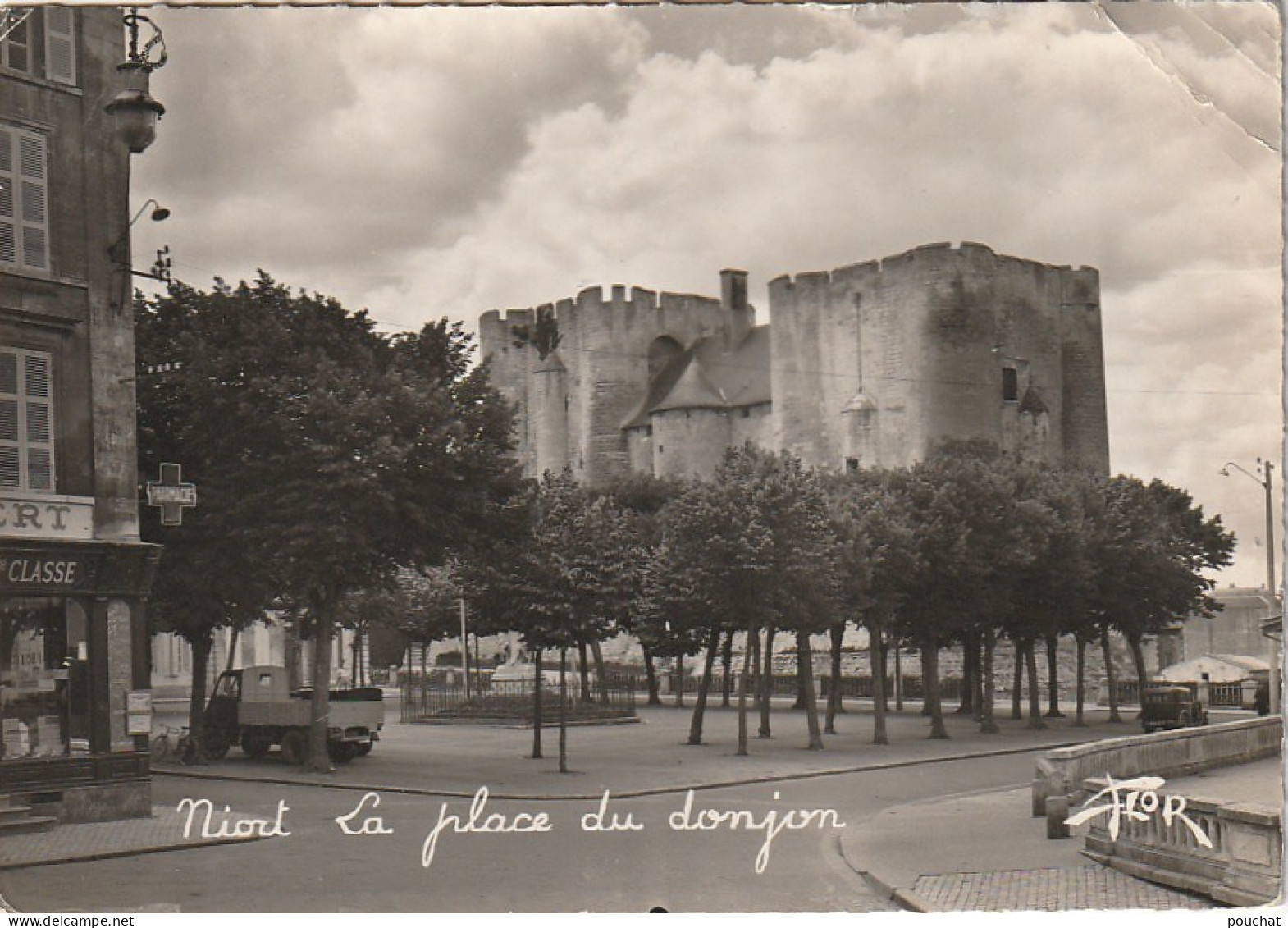 JA 22-(79) NIORT , LA PLACE DU DONJON - 2 SCANS - Niort