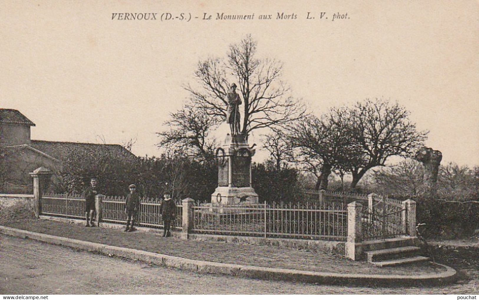 JA 23 -(79) VERNOUX - LE MONUMENT AUX MORTS - 2 SCANS  - Autres & Non Classés