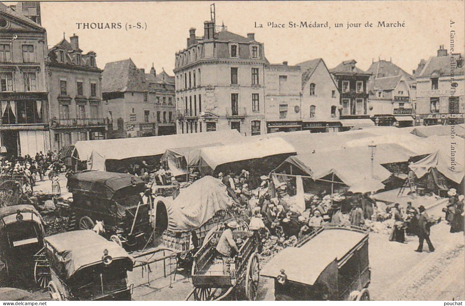 JA 23-(79) THOUARS - PLACE SAINT MEDARD , UN JOUR DE MARCHE - ETALS - CARRIOLE , VOITURES HIPPOMOBILES -2 SCANS - Thouars