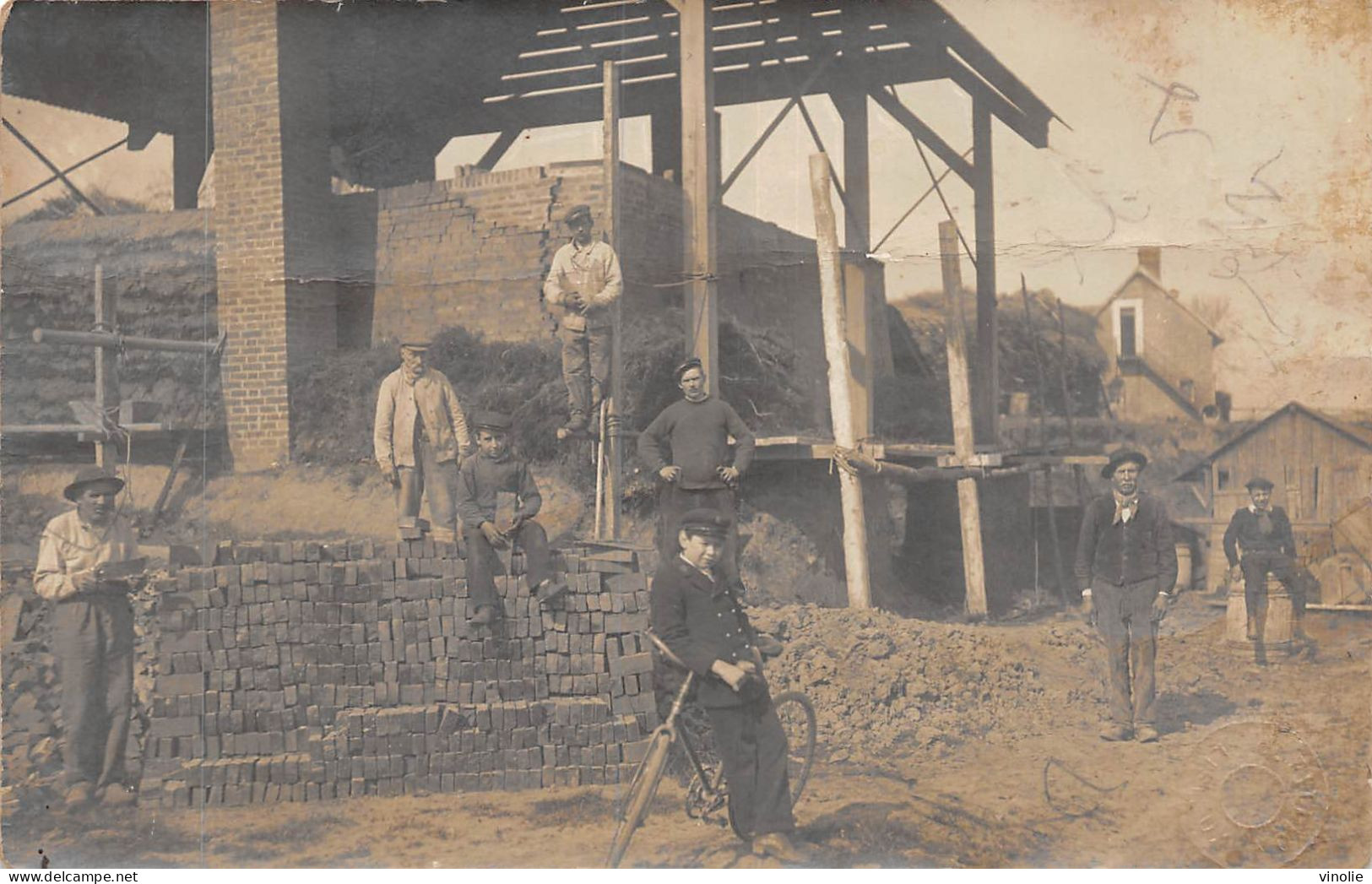 24-5357 : CARTE-PHOTO. PAR UN PHOTOGRAPHE DE LISIEUX. FOUR A BRIQUES. BRIQUETERIE - Lisieux