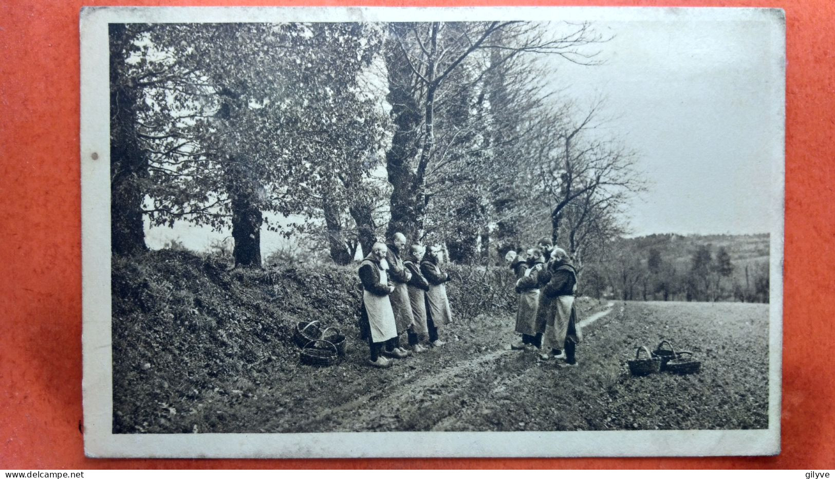 CPA (56) Bréhan Loudéac. Frères Convers. La Récitation De L'office Aux Champs.  (7A.358) - Sonstige & Ohne Zuordnung