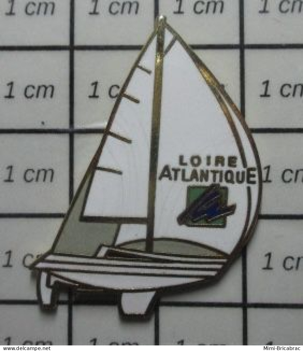 3617 Pin's Pins / Beau Et Rare / BATEAUX / VOILIER VOILE REGATE LOIRE ATLANTIQUE - Boten