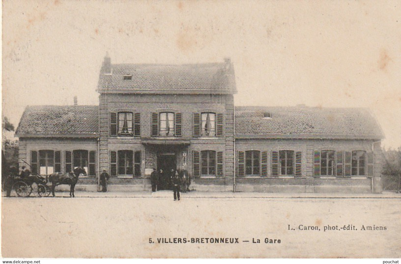 KO 4 -(80) VILLERS BRETONNEUX - LA GARE - CALECHE - ANIMEE - 2 SCANS - Villers Bretonneux