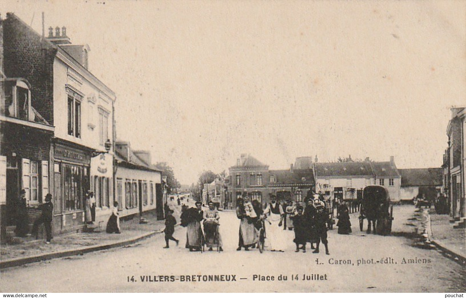 KO 4 -(80) VILLERS BRETONNEUX - PLACE DU 14 JUILLET - BRETONVILLOIS - CARRIOLES A CHEVAL- 2 SCANS - Villers Bretonneux