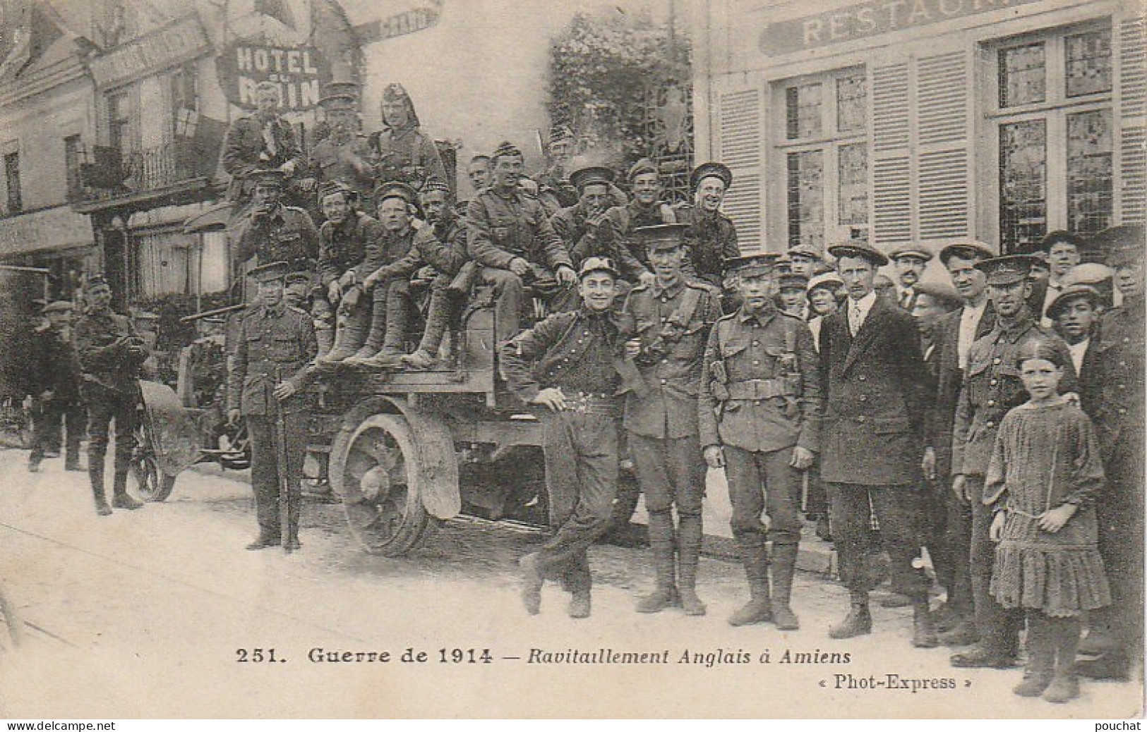 KO 4-(80) GUERRE DE 1914 - RAVITAILLEMENT ANGLAIS A AMIENS - HABITANTS ET MILITAIRES - 2 SCANS - - Amiens