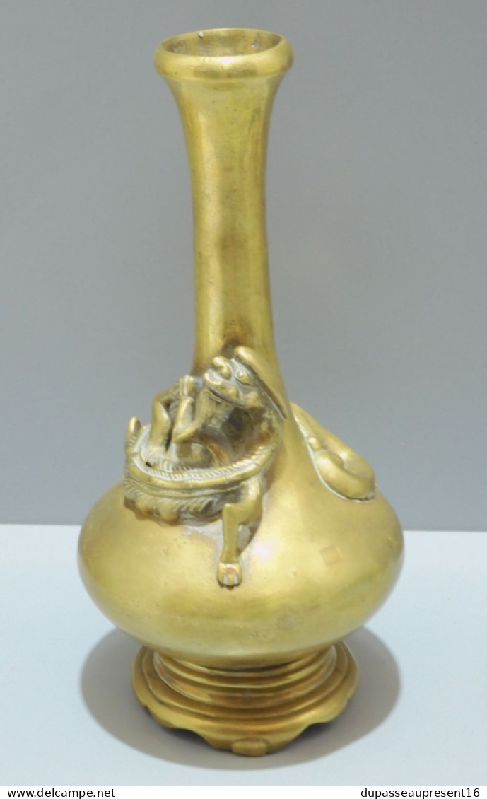 -VASE BRONZE ASIE ANCIEN Avec Un DRAGON Enroulé AUTOUR DU COL CACHET De CIRE    E - Aziatische Kunst