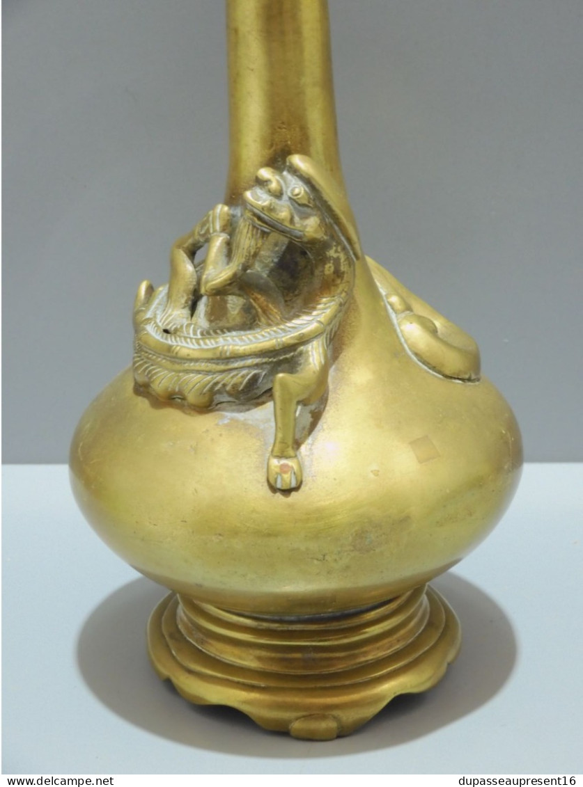 -VASE BRONZE ASIE ANCIEN avec un DRAGON Enroulé AUTOUR DU COL CACHET de CIRE    E