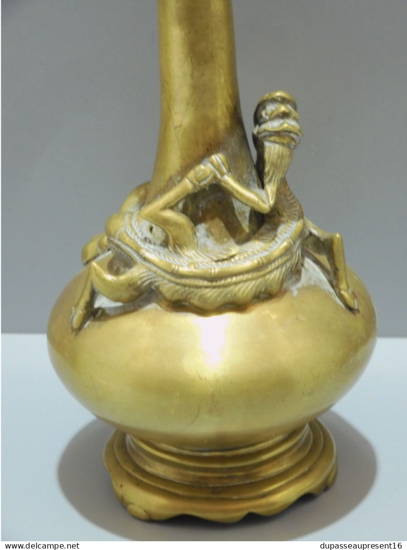 -VASE BRONZE ASIE ANCIEN avec un DRAGON Enroulé AUTOUR DU COL CACHET de CIRE    E