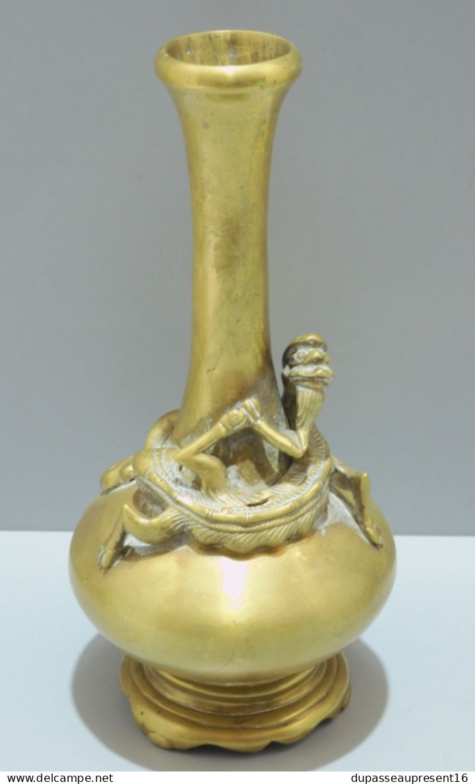 -VASE BRONZE ASIE ANCIEN avec un DRAGON Enroulé AUTOUR DU COL CACHET de CIRE    E