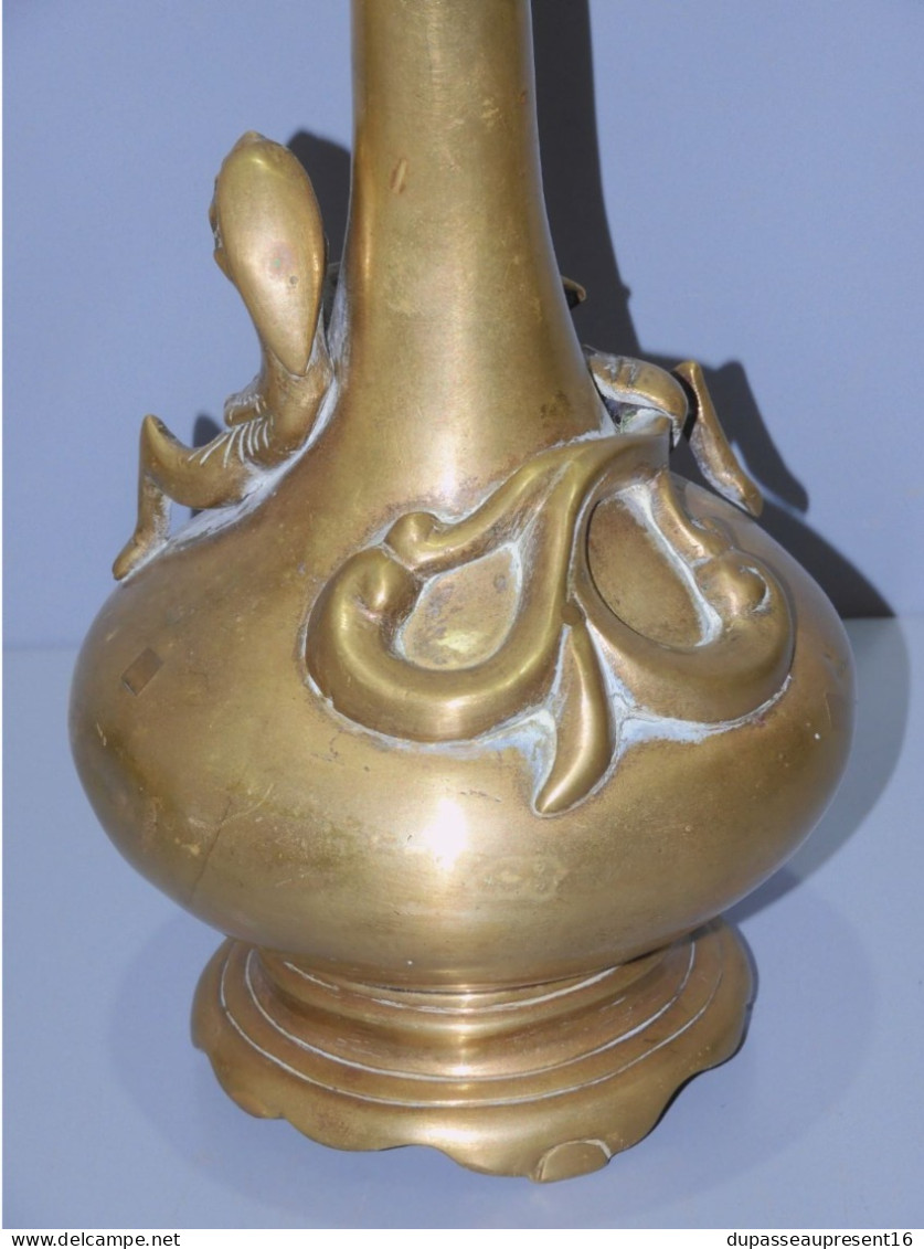 -VASE BRONZE ASIE ANCIEN avec un DRAGON Enroulé AUTOUR DU COL CACHET de CIRE    E