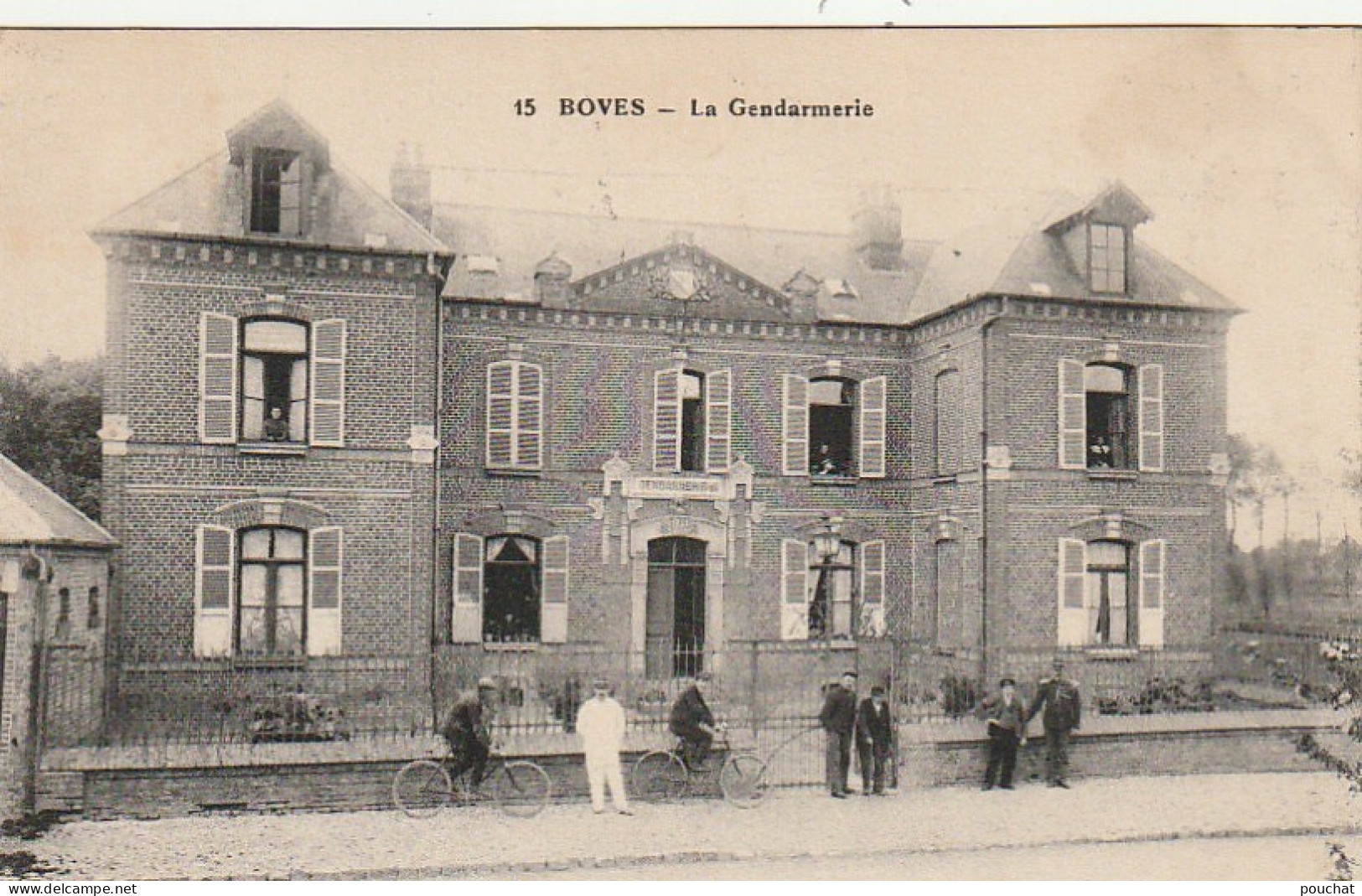 KO 6 -(80) BOVES - LA GENDARMERIE - BOVOIS , CYCLISTES   - 2 SCANS - Boves