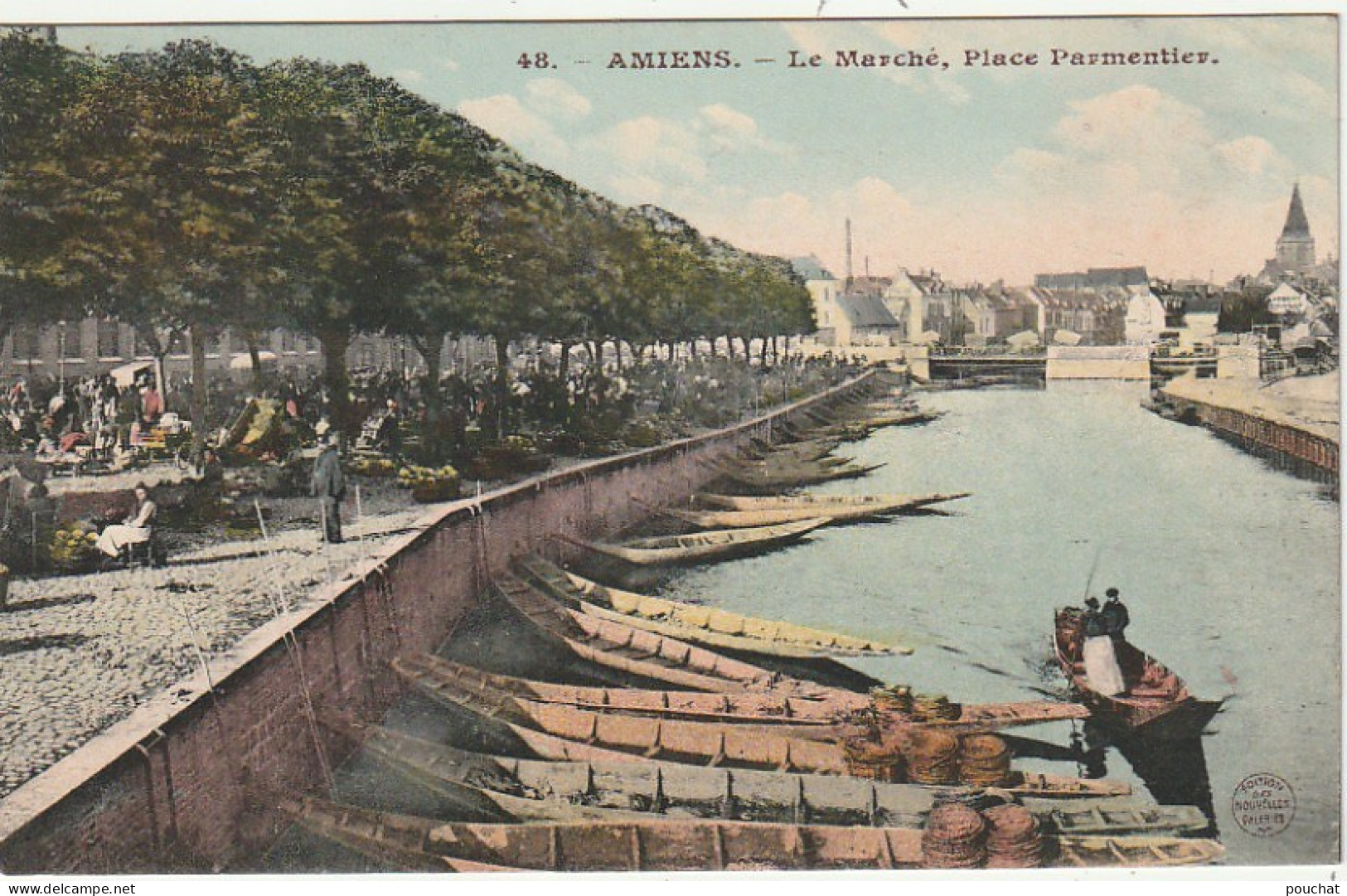 KO 7-(80) AMIENS - LE MARCHE , PLACE PARMENTIER - CHALANDS , ETALS - CARTE COLORISEE - 2 SCANS  - Amiens