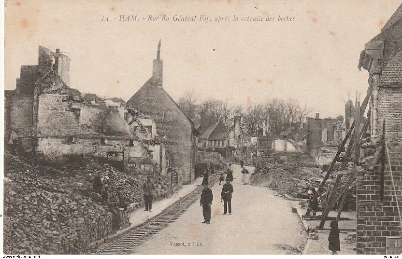 KO 7-(80) HAM - RUE DU GENERAL FOY , APRES LA RETRAITE DES BOCHES - HABITANTS AU MILIEU DES RUINES  - 2 SCANS  - Ham