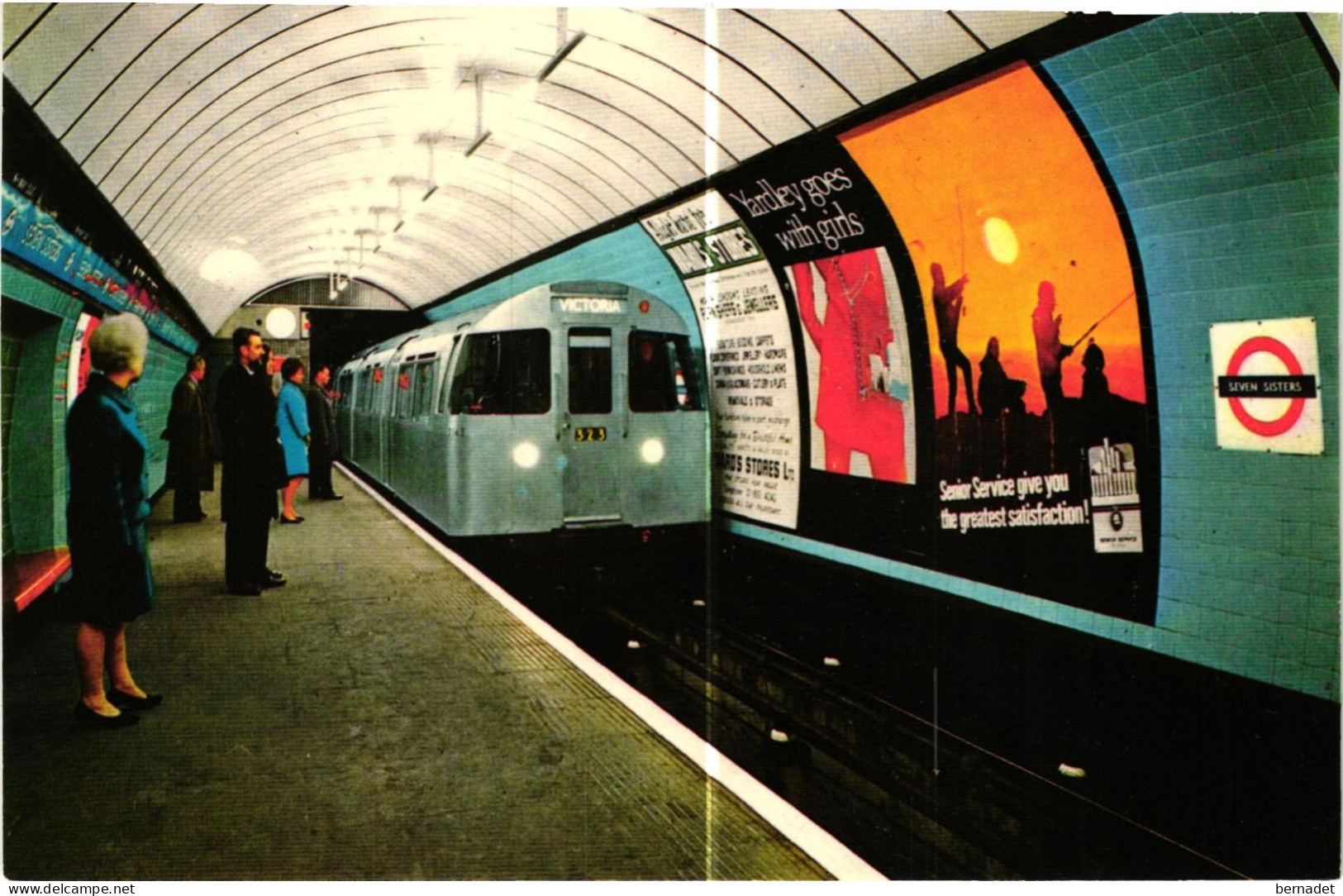 LONDRES .  Train De Métro à La Station Seven Sisters  ( Trait Blanc Pas Sur Original ) - Autres & Non Classés