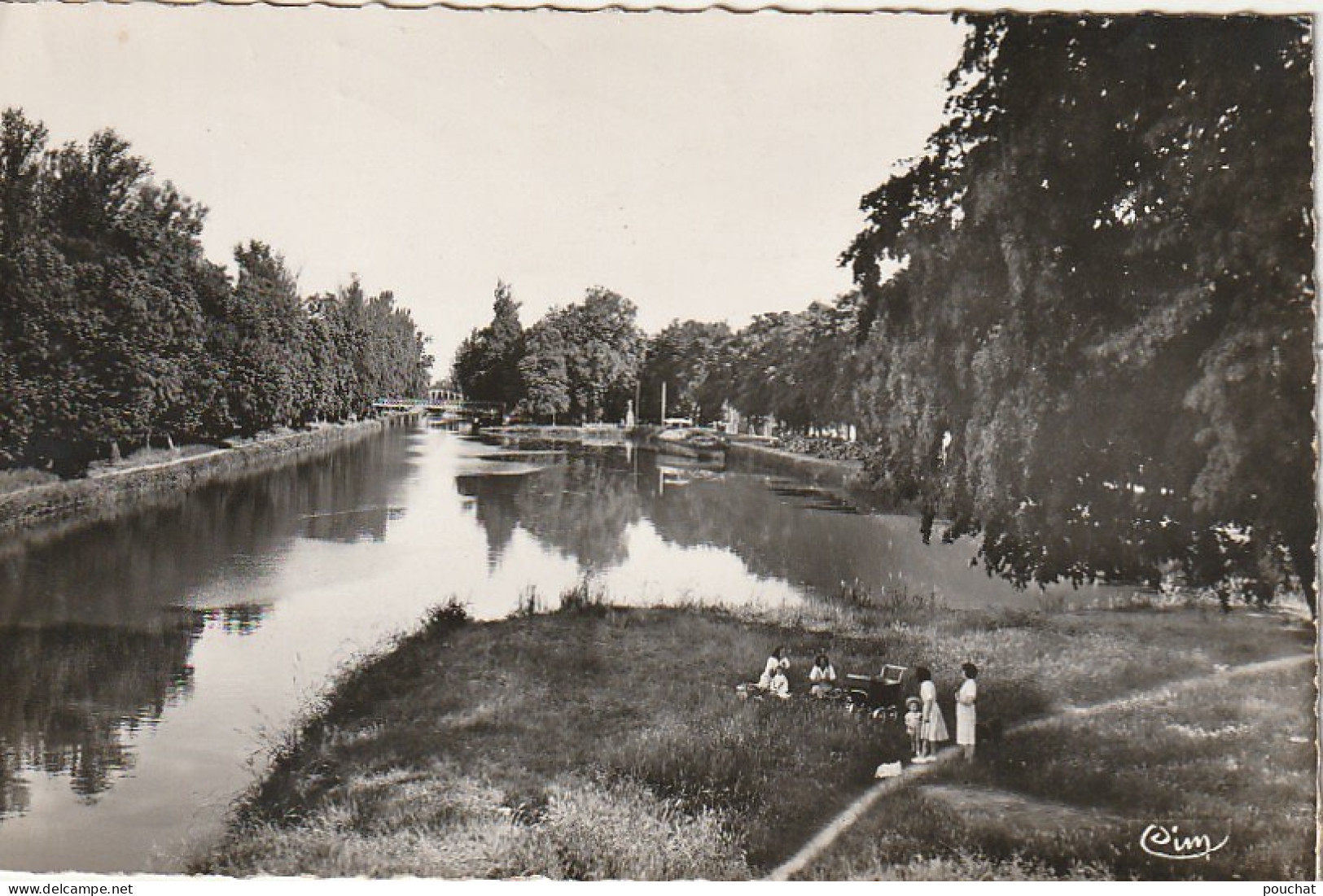 KO 16-(82) CASTELSARRASIN - LE BASSIN DU CANAL - DETENTE EN FAMILLE SUR L' HERBE , LANDAU - 2 SCANS - Castelsarrasin