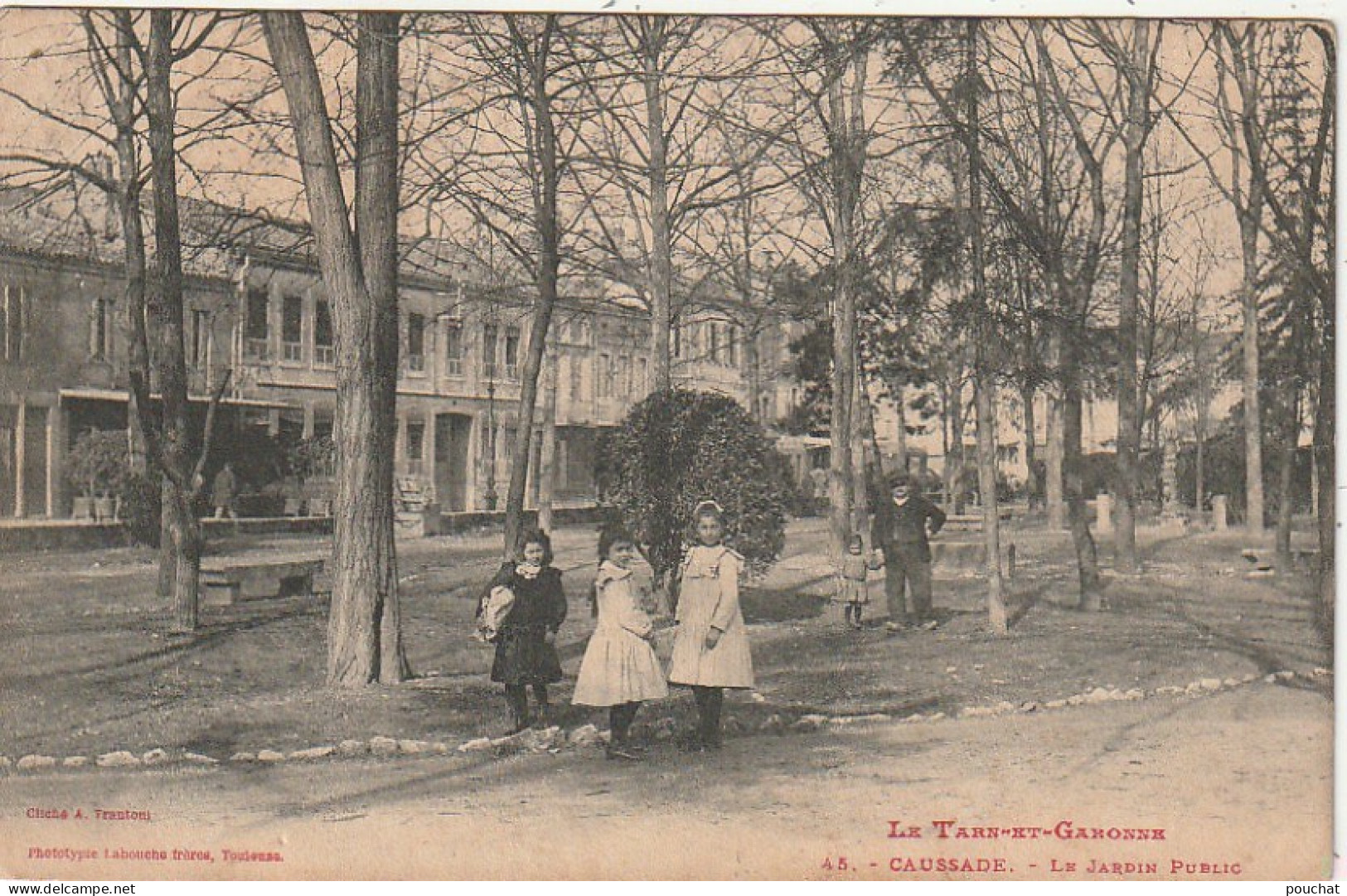 KO 17-(82) CAUSSADE - LE JARDIN PUBLIC - FILLETTES - 2 SCANS  - Caussade