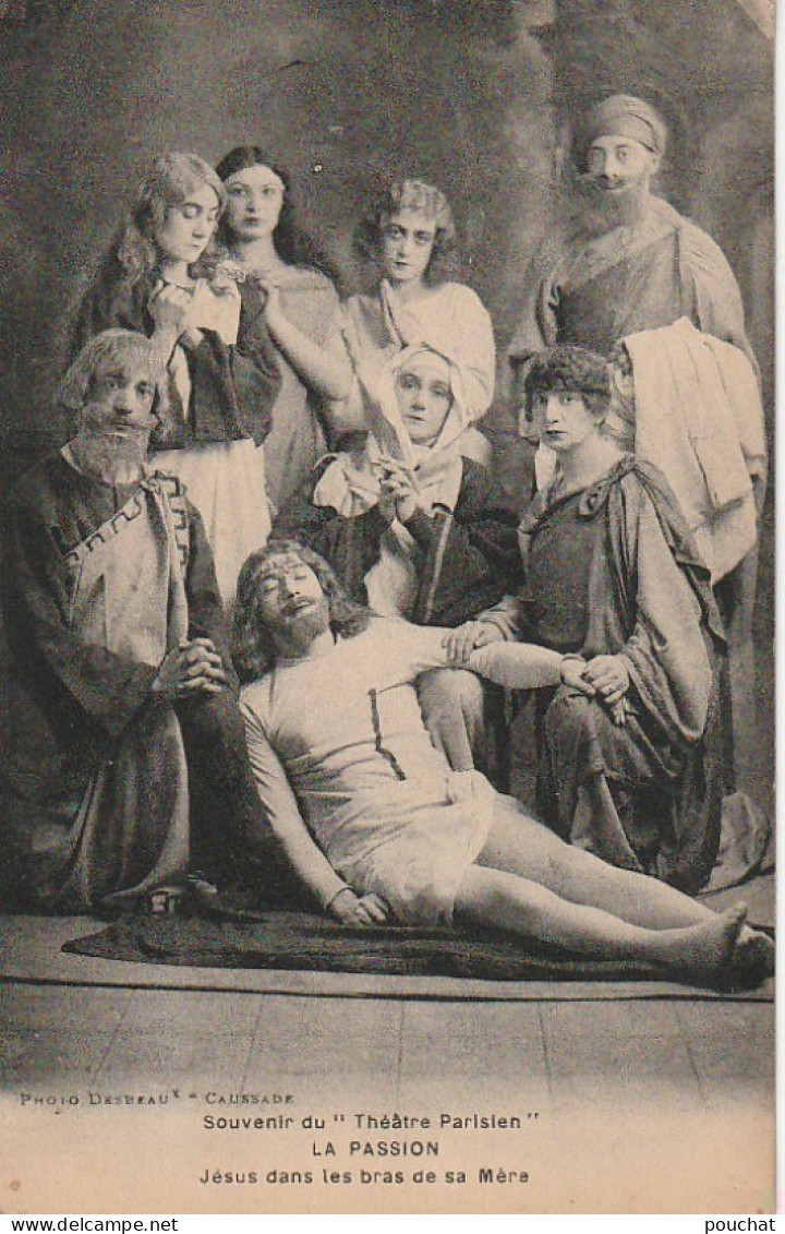 KO 19- SOUVENIR DU " THEATRE  PARISIEN " : LA PASSION - JESUS DANS LES BRAS DE SA MERE - PHOTO DESBEAUX  CAUSSADE (82)  - Théâtre