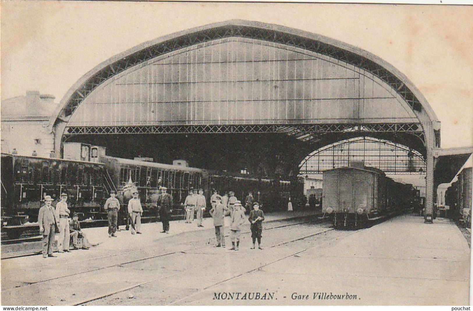 KO 20-(82 ) MONTAUBAN - GARE VILLEBOURBON - VOYAGEURS SUR LE QUAI - TRAINS - 2 SCANS - Montauban