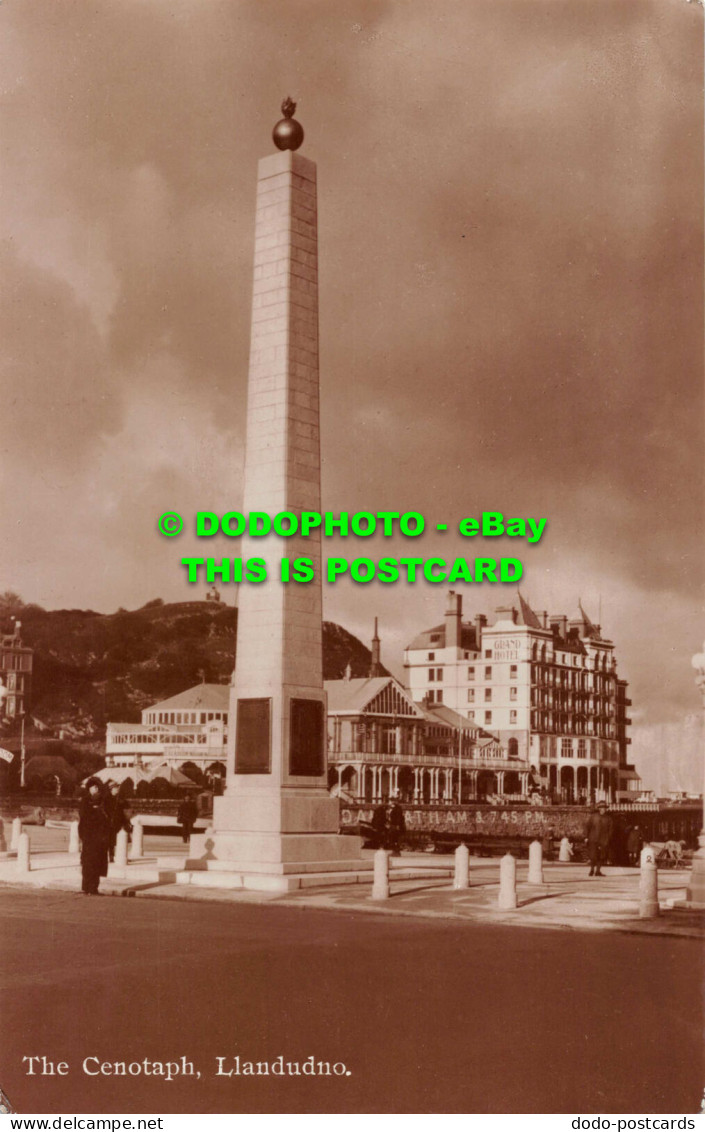 R540690 Llandudno. The Cenotaph. RP. Postcard - Monde